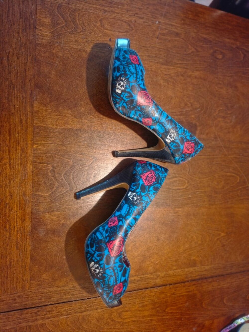 Iron Fist Blue Skull & Rose Heels — Bright Blue Graphic Print — Rare Size 9 - Picture 3 of 6